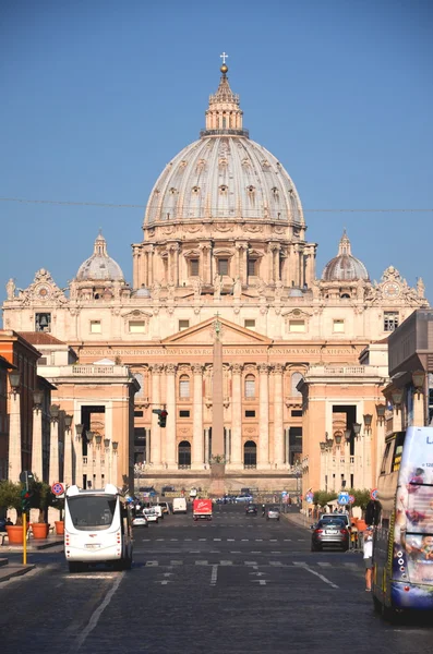 바티칸 시티에서 성 베드로 광장에는 관광객 — 스톡 사진
