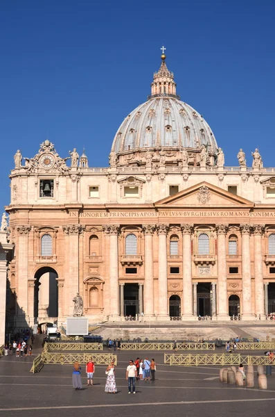 Turistas en la Plaza de San Pedro en la Ciudad del Vaticano —  Fotos de Stock