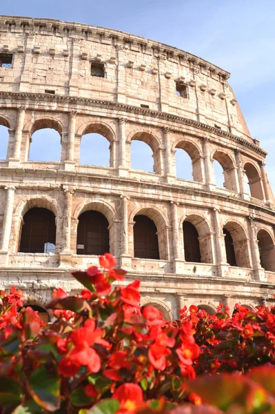 Monumentala antikens Colosseum i Rom mot blå himmel, Italien — Stockfoto