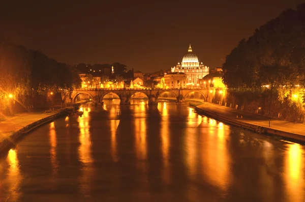 Paisaje monumental de la Basílica de San Pedro sobre el Tíber por la noche en Roma, Italia —  Fotos de Stock