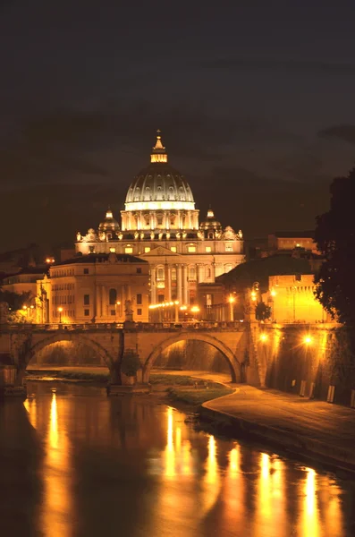 Monumentální krajinu St. Peters baziliky přes Tiberu v noci v Římě, Itálie — Stock fotografie