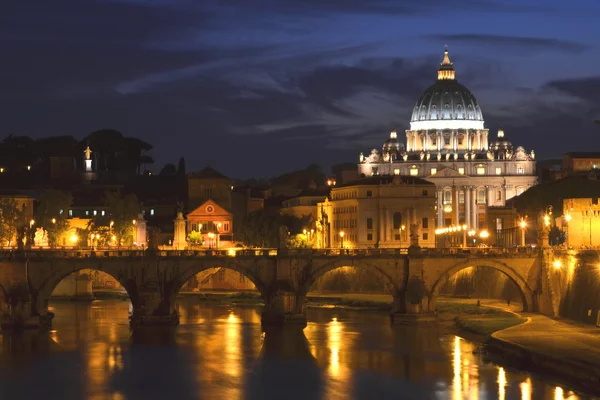 Rome, イタリアの夜テヴェレ上サンピエトロ寺院の記念碑的な風景 ロイヤリティフリーのストック画像