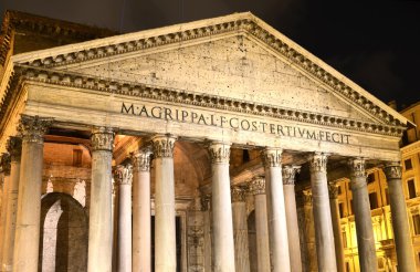 Görkemli Pantheon ve Çeşme gece doğum Via Nazionale Roma, İtalya