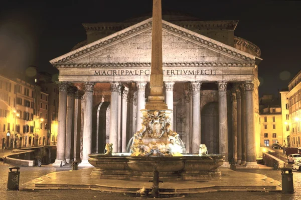 Majestuoso Panteón y la Fuente de noche en Piazza della Rotonda en Roma, Italia — Foto de Stock