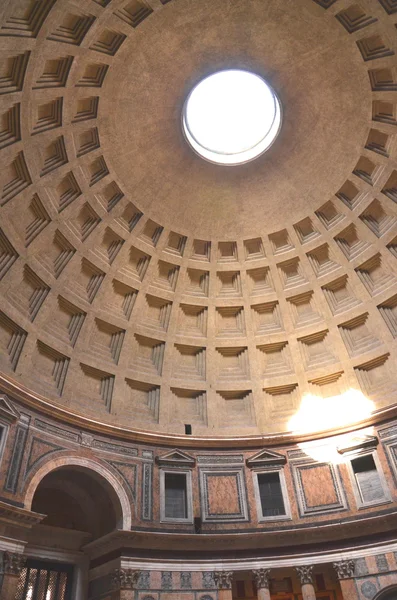 Interiér majestátní Pantheonu v Římě, Itálie — Stock fotografie