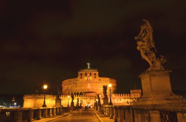 Ismarlayarak, görkemli kale, Saint Angel gece Tiber Nehri Roma, İtalya