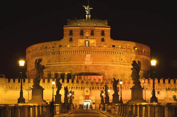 Pintoresca vista del majestuoso Castillo de San Ángel sobre el río Tíber por la noche en Roma, Italia —  Fotos de Stock