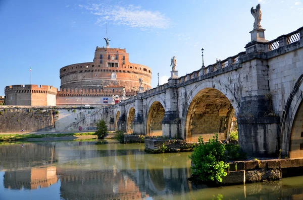 Pintoresca vista del majestuoso Castillo de San Ángel sobre el río Tíber en Roma, Italia —  Fotos de Stock