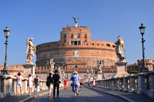 Pittoresca veduta del maestoso Castello di Sant'Angelo sul fiume Tevere a Roma — Foto Stock