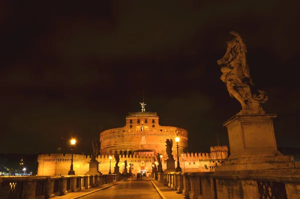 Picturesque view of majestic Castle of Saint Angel over the Tiber river by night in Rome, Italy — Stock Photo, Image