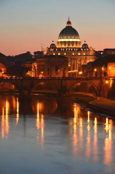 Monumentalna Bazylika St. Peters nad Tybru w nocy w Rzym, Włochy — Zdjęcie stockowe