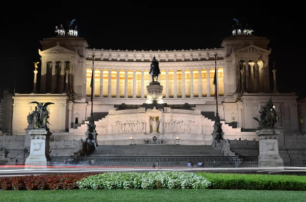 Majestuoso Altar de la Patria de noche en Roma, Italia . —  Fotos de Stock