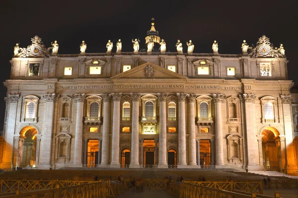 Monumental St. Peter's Basilica by night in Rome, Vatican, Italy — Stock Photo, Image