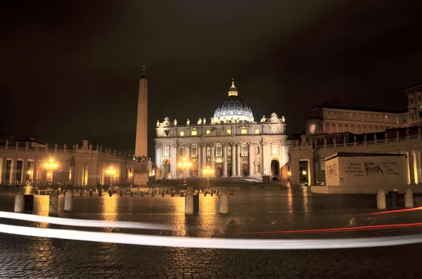 Monumental St. Peter's Basilica przez noc w Rzym, Watykan, Włochy — Zdjęcie stockowe