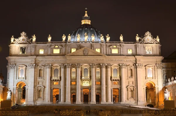 Monumental Basílica de São Pedro à noite em Roma, Vaticano, Itália — Fotografia de Stock