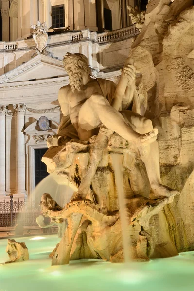 美丽的喷泉的四河由晚上在纳沃纳广场在罗马，意大利 — 图库照片