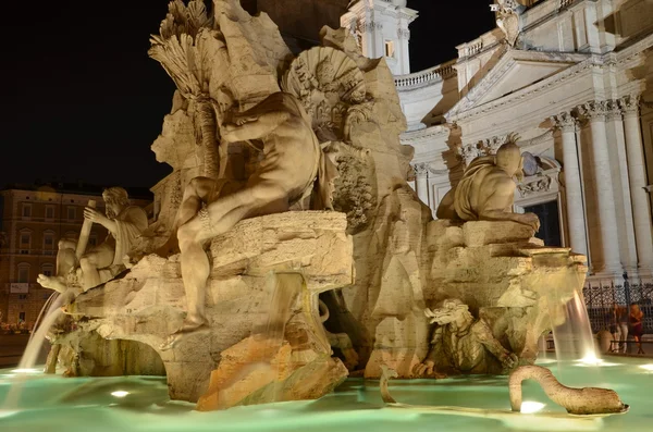 Hermosa Fuente de los Cuatro Ríos por la noche en Piazza Navona en Roma, Italia —  Fotos de Stock