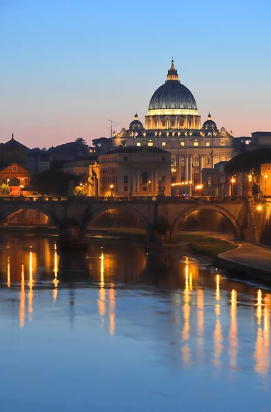 Roma, İtalya alacakaranlıkta Tiber üzerinde anıtsal St. Peters Bazilikası — Stok fotoğraf