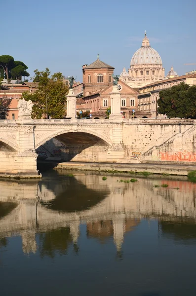 Monumental St. Peters Basilica over Tiber in Rome, Italy — Stock Photo, Image