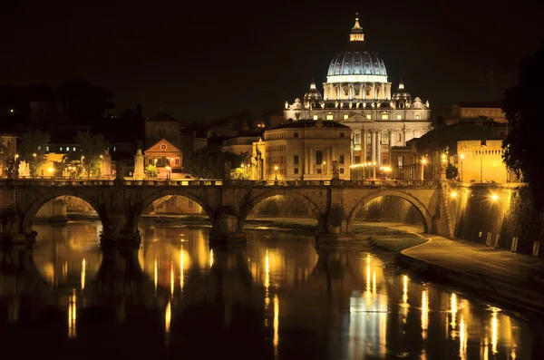 夜のローマ、イタリアのテヴェレ川の上の記念碑的なサンピエトロ寺院 ロイヤリティフリーのストック画像