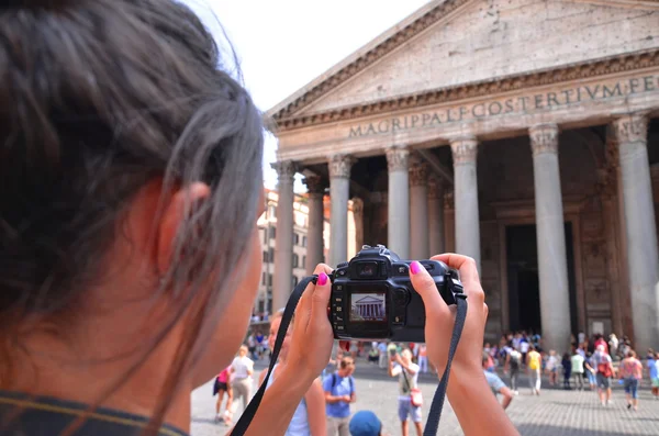 Девушка-туристка фотографирует Пантеон в Риме, Италия — стоковое фото