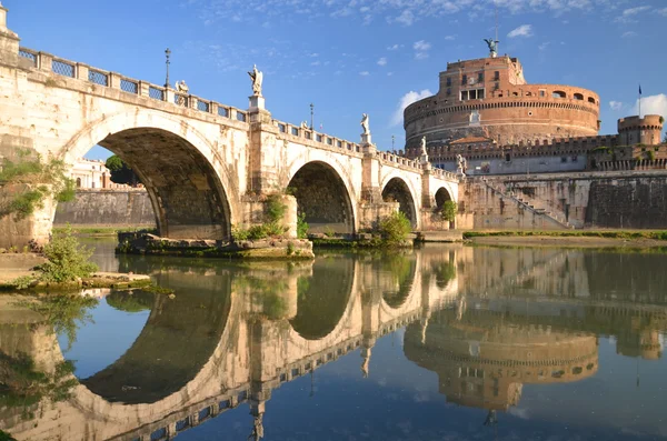 Pittoresk utsikt av majestätiska slott av Saint ängel över floden Tibern i Rom, Italien — Stockfoto