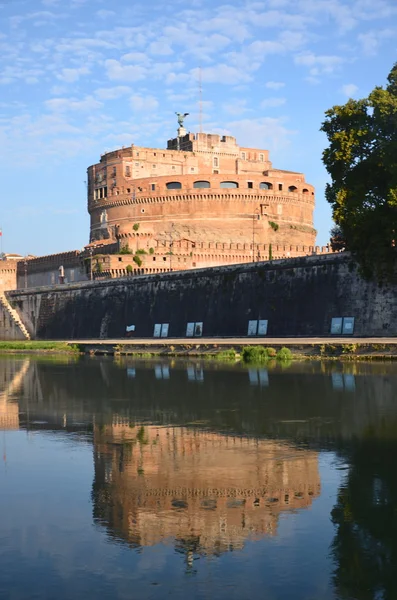 Pintoresca vista del majestuoso Castillo de San Ángel sobre el río Tíber en Roma, Italia —  Fotos de Stock