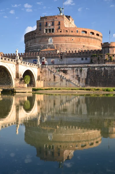 Malebný pohled na majestátní hrad ze Saint Angel přes řeku Tiberu v Římě, Itálie — Stock fotografie