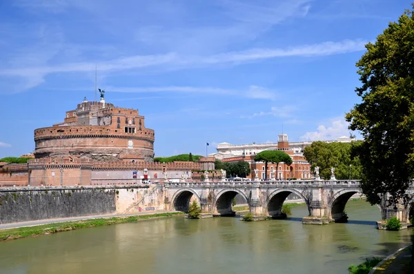 Pintoresca vista del majestuoso Castillo de San Ángel sobre el río Tíber en Roma, Italia —  Fotos de Stock