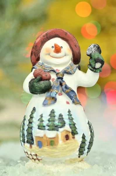 Decoración navideña, figura de muñeco de nieve sobre fondo bokeh —  Fotos de Stock