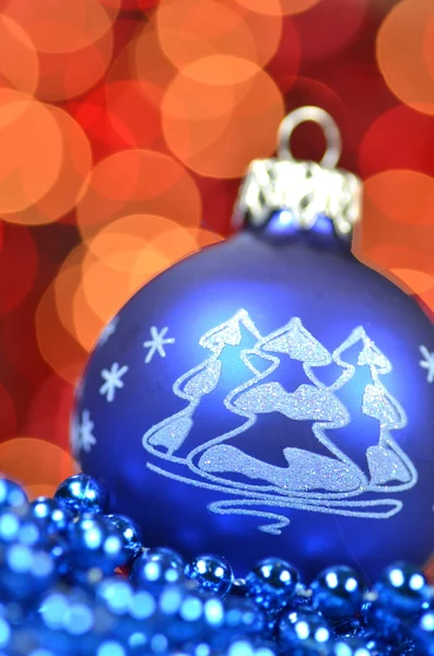 Jul dekoration, blue Christmas ball i bokeh bakgrund — Stockfoto