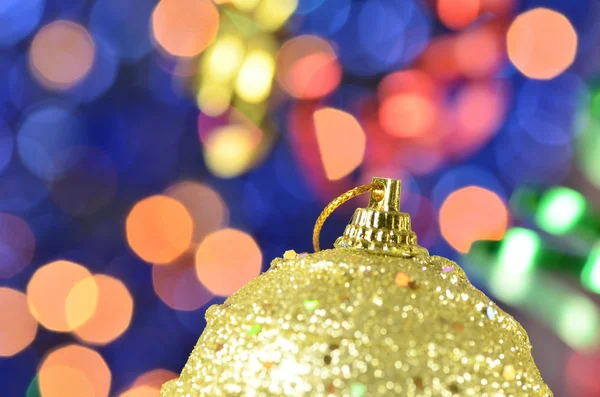 Addobbi natalizi, palla di Natale su sfondo bokeh — Foto Stock