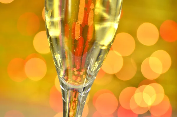 Un bicchiere di champagne su sfondo bokeh — Foto Stock