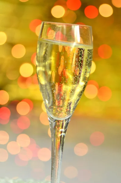 Een glas champagne op de achtergrond bokeh — Stockfoto