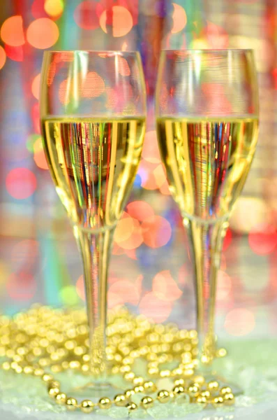 Zwei Gläser Champagner auf Bokeh-Hintergrund — Stockfoto