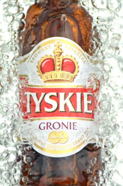 Tyskie soluk lager bira sıçrayan su