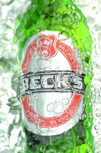 Becks bière dans l'eau éclaboussée — Photo