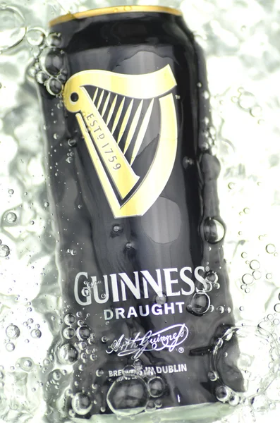 Guinness fadøl i sprøjtet vand - Stock-foto