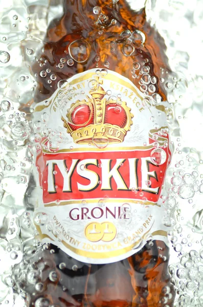 Tyskie pale lager beer in splashed water — Stock Photo, Image