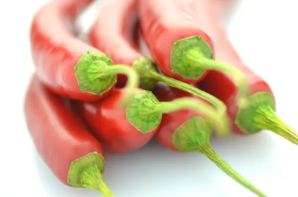 Pimientos rojos picantes aislados sobre fondo blanco —  Fotos de Stock