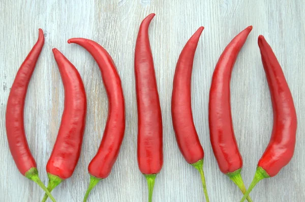 Pimentos de pimenta vermelha quente na mesa — Fotografia de Stock