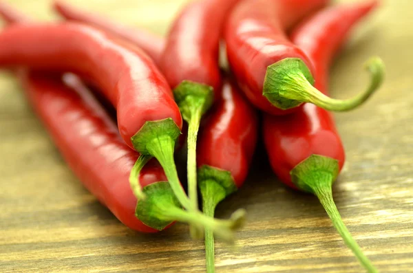 Pimentos de pimenta vermelha quente na mesa — Fotografia de Stock