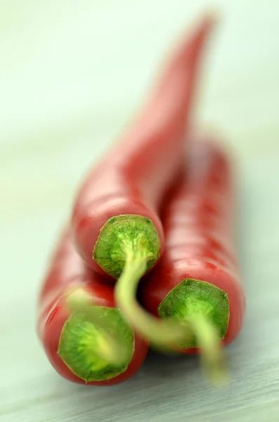 Pimentos de pimenta vermelha quente na mesa — Fotografia de Stock