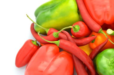 Ham biber beyaz arka plan üzerinde izole çeşitli