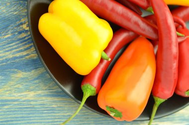 Farklı biber siyah plaka üzerinde çeşitli