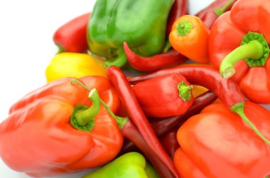 Ham biber beyaz arka plan üzerinde izole çeşitli