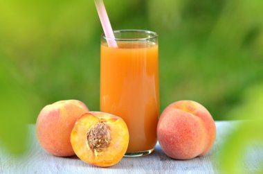 Lezzetli şeftali suyu ve şeftali bahçesinde masada cam