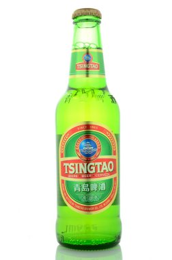 Beyaz arka plan üzerinde izole Tsingtao bira
