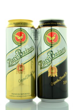 Beyaz arka plan üzerinde izole Zlaty Bazant bira