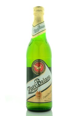 Beyaz arka plan üzerinde izole Zlaty Bazant bira